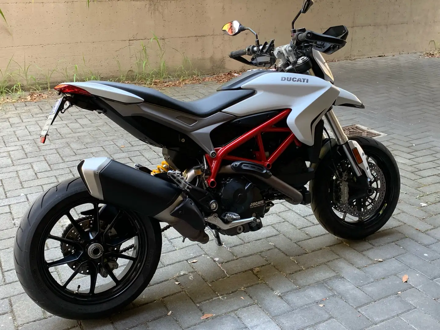 Ducati Hypermotard 939 star white silk - 1