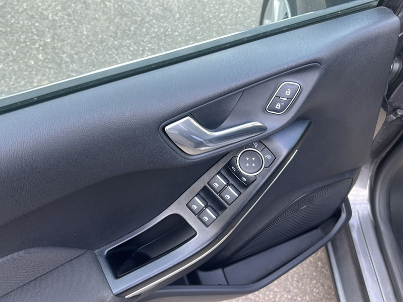 Ford Fiesta Titanium Bluetooth LED Klima Einparkhilfe — photo 9