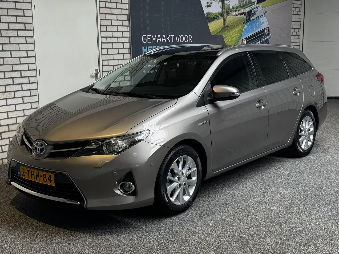 Toyota Auris Touring Sports 1.8 Hybrid Lease Pro automaat Bruin - 2