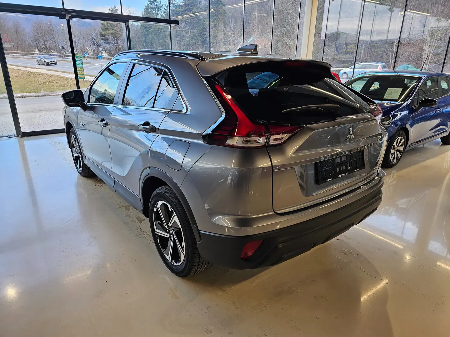 Mitsubishi Eclipse Cross 2,4 PHEV 4WD Intense CVT Aut. Grau - 2