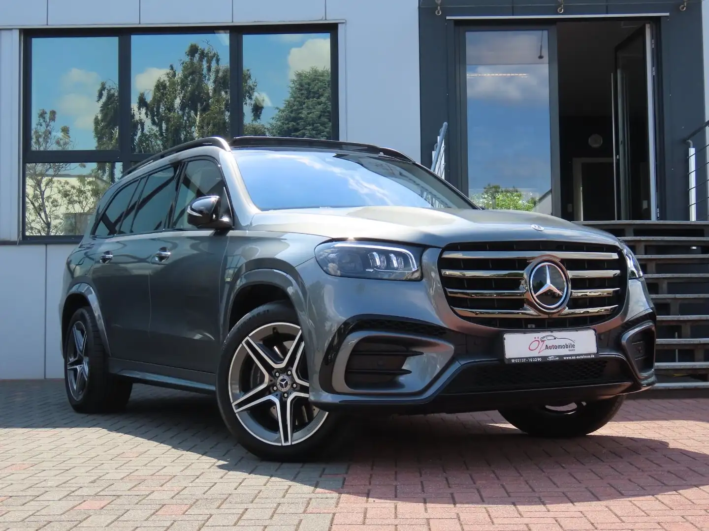 Mercedes-Benz GLS 350 d 4Matic AMG Line Night Pano Tablet Exc. Šedá - 1