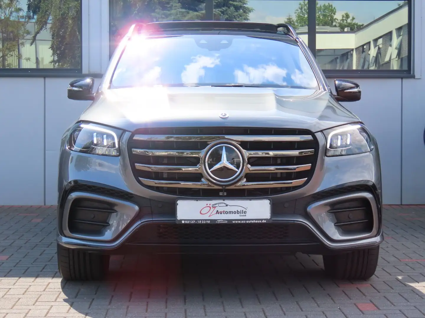 Mercedes-Benz GLS 350 d 4Matic AMG Line Night Pano Tablet Exc. Šedá - 2