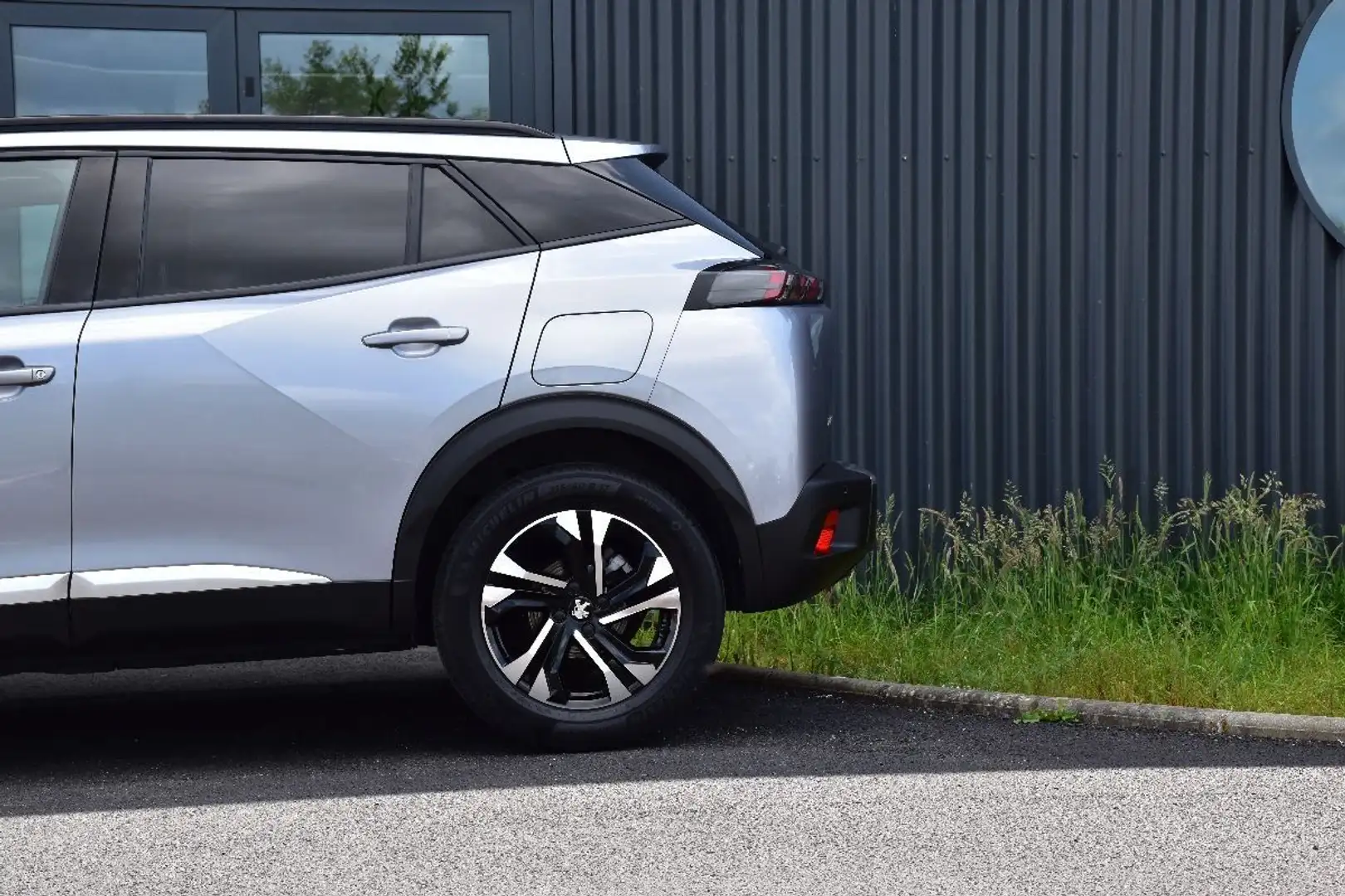 Peugeot 2008 II BLUEHDI 100 ALLURE BV6 Gris - 2