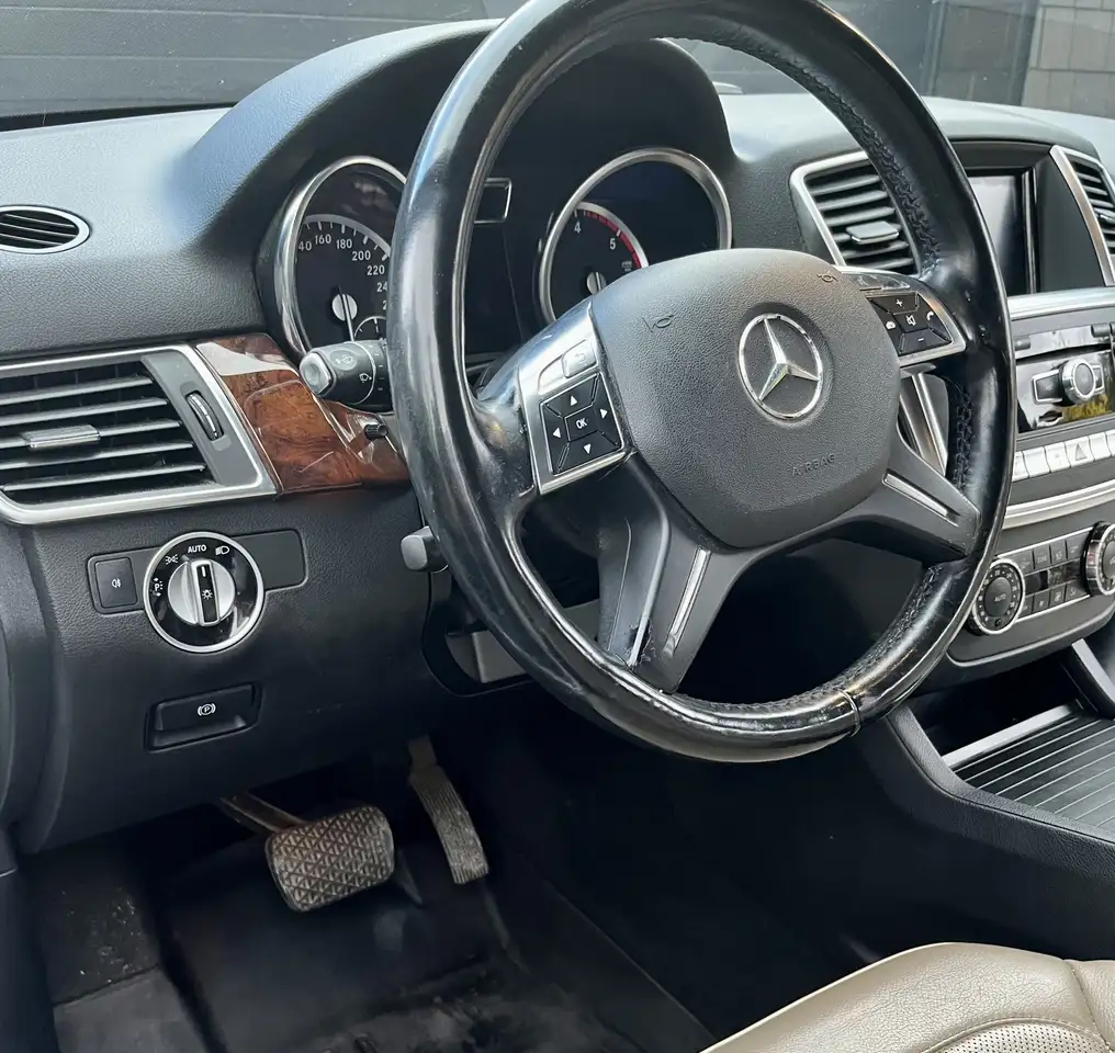 Mercedes-Benz M-Class снимка Mercedes-Benz M-Class