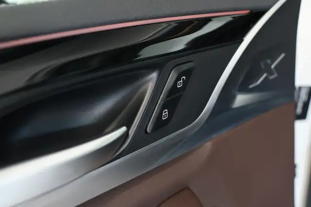 BMW X3 view 8