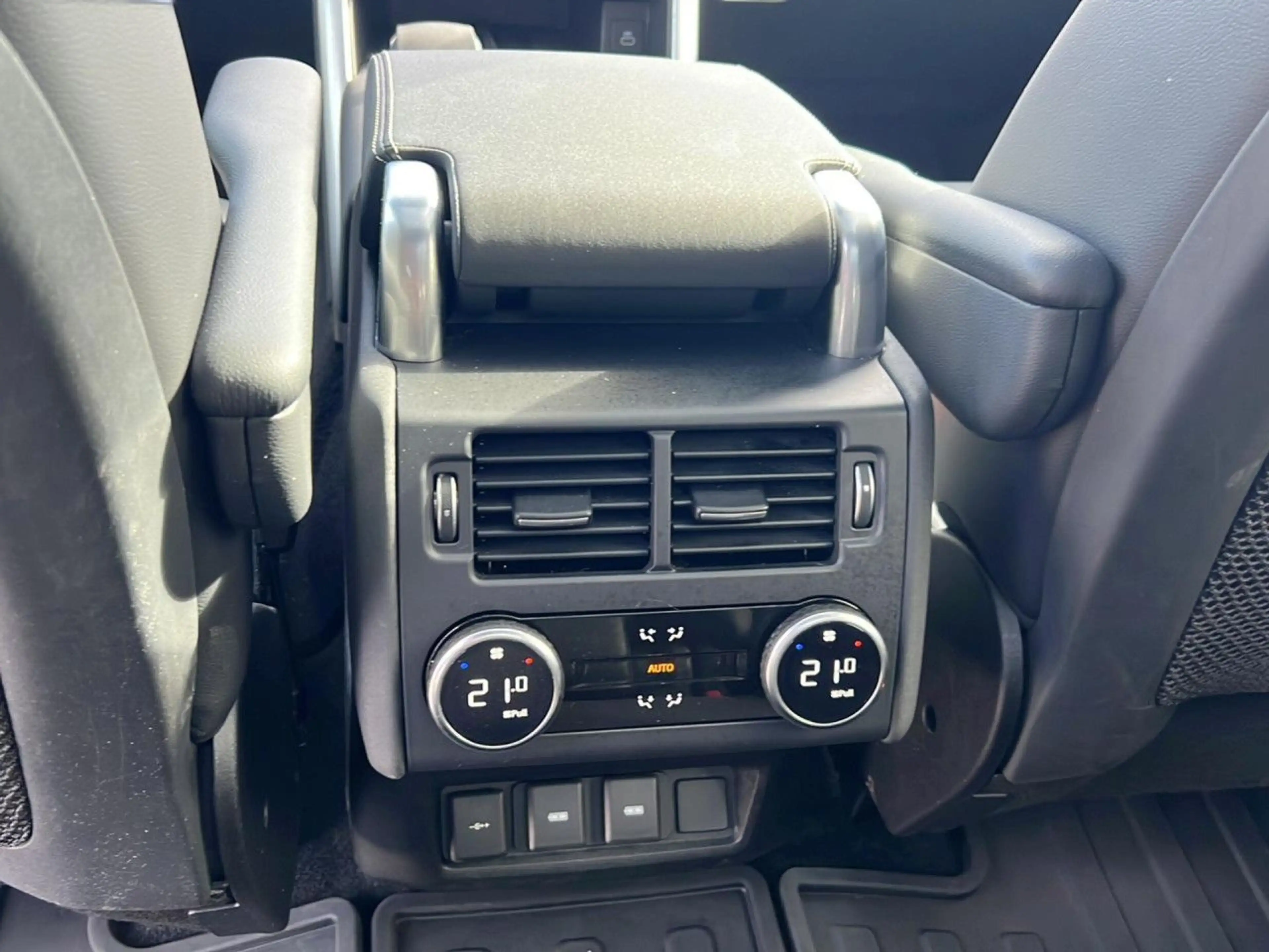 Land Rover Discovery D250 R-Dynamic SE — photo 14
