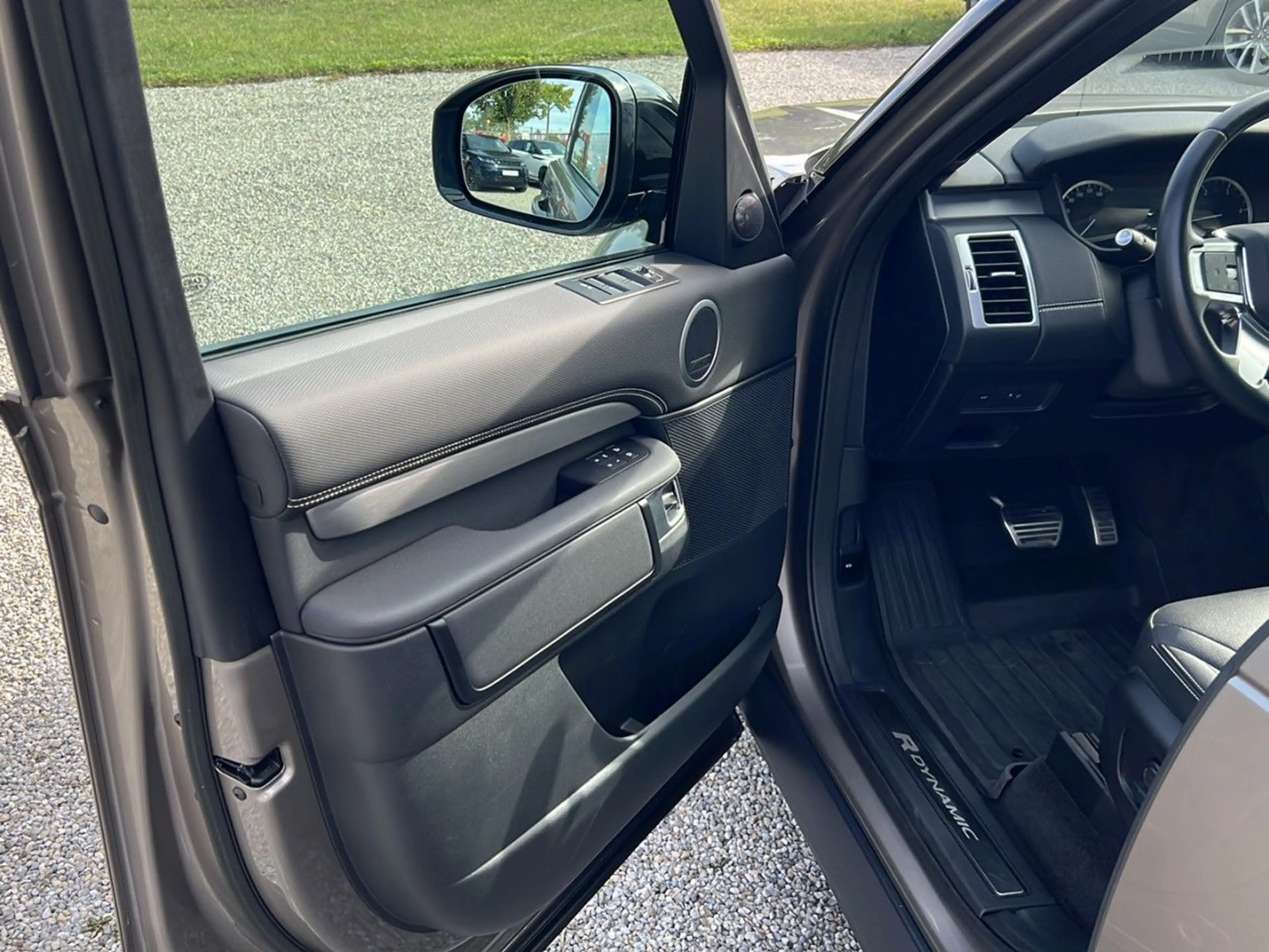 Land Rover Discovery D250 R-Dynamic SE — photo 8