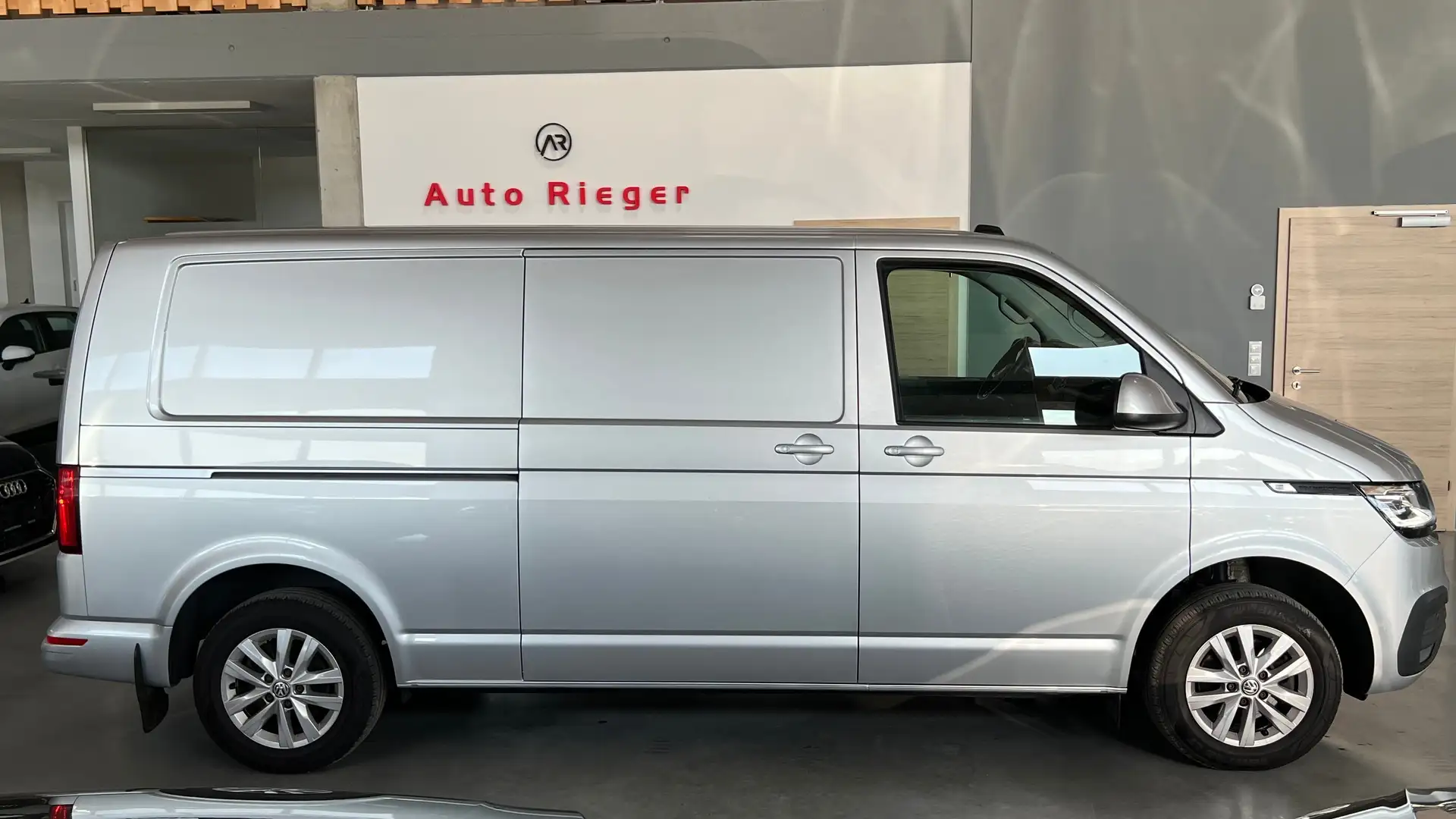 Volkswagen T6.1 Transporter Kasten lang TDI DSG, LED, ACC, AHK Grau - 2