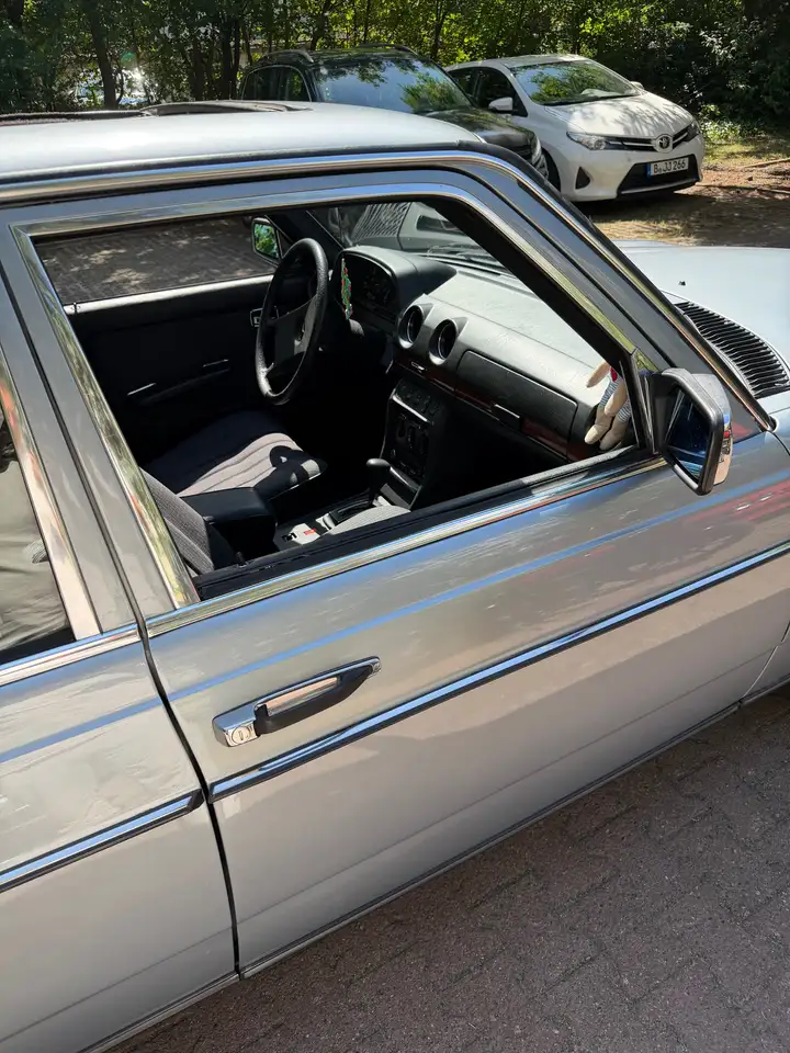 Mercedes-Benz 230 W123 Benziner Automatik, foto 2