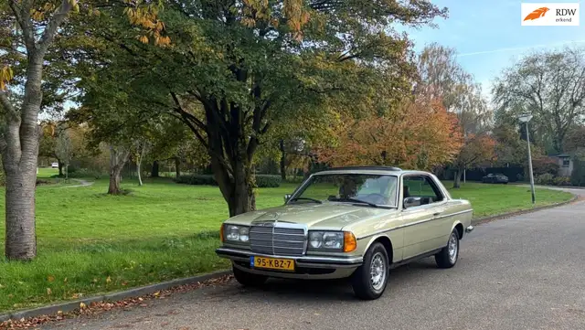 Mercedes-Benz CE 280 200-280 (W115) Met historie-perfekt onderhouden.