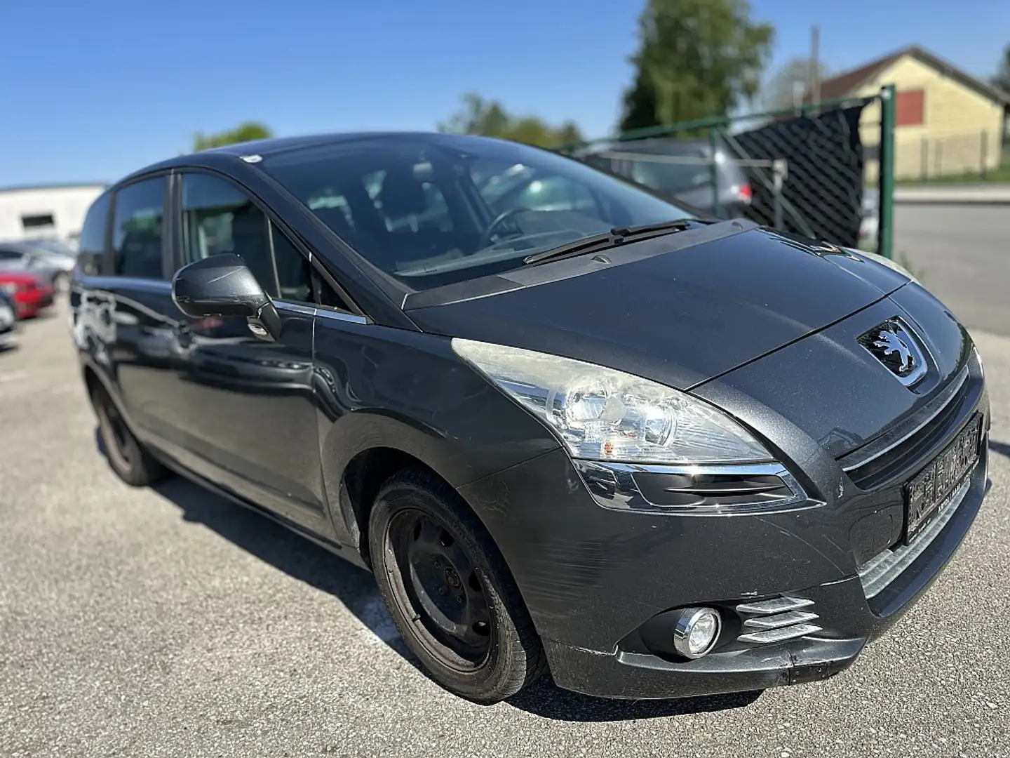 Peugeot 5008 1,6 HDI Premium FAP Grau - 2