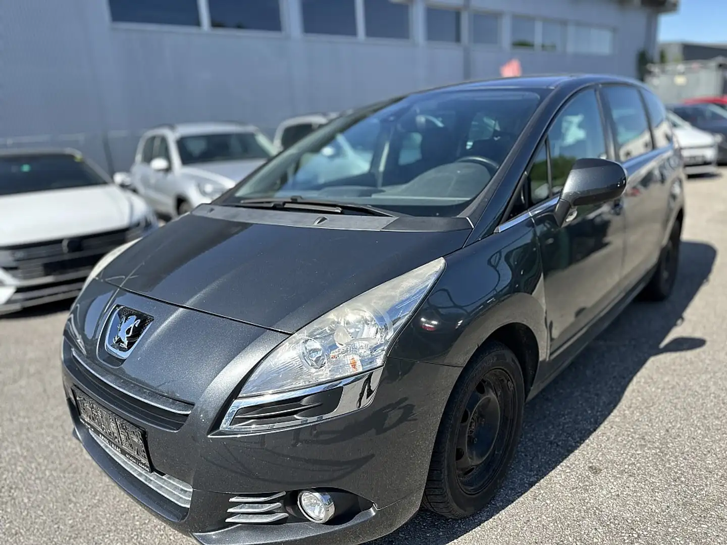Peugeot 5008 1,6 HDI Premium FAP Grau - 1