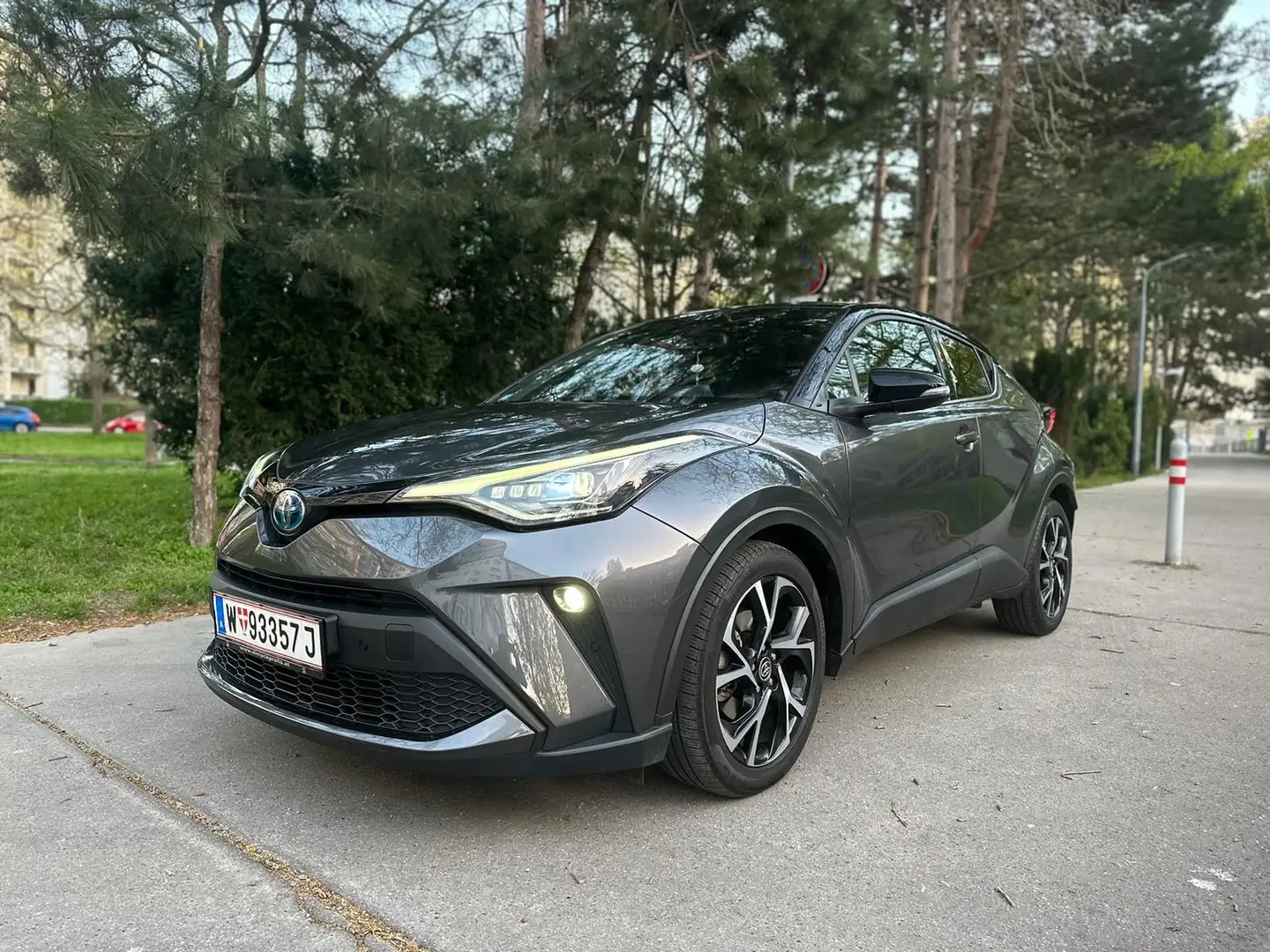 Toyota C-HR 1,8 Hybrid C-HIC CVT Grau - 1