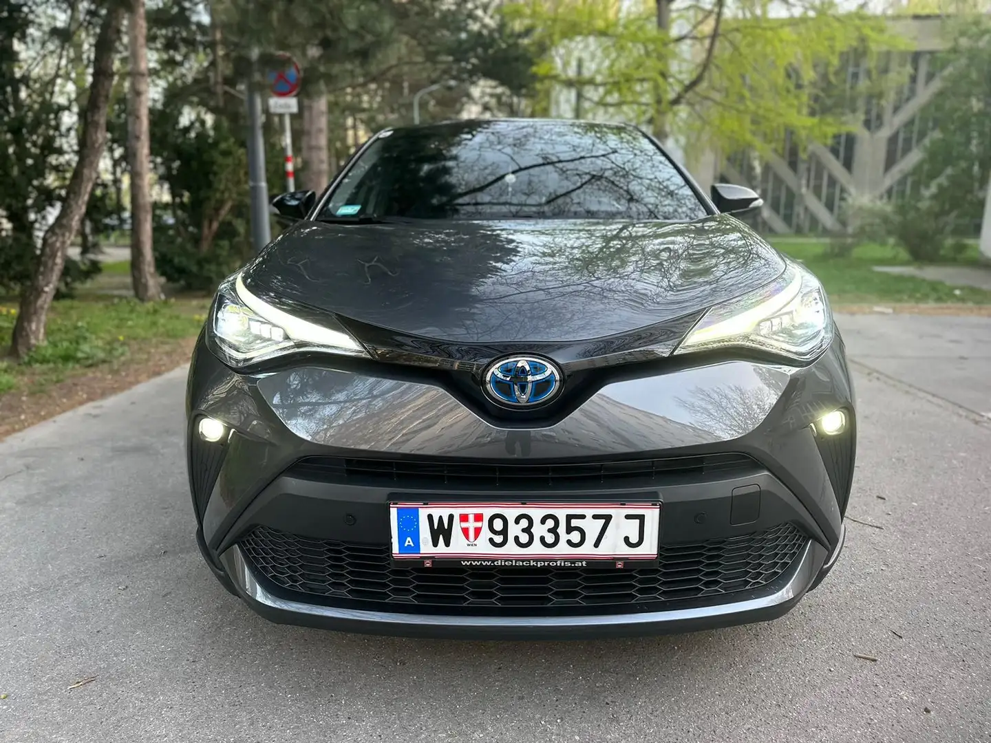 Toyota C-HR 1,8 Hybrid C-HIC CVT Grau - 2