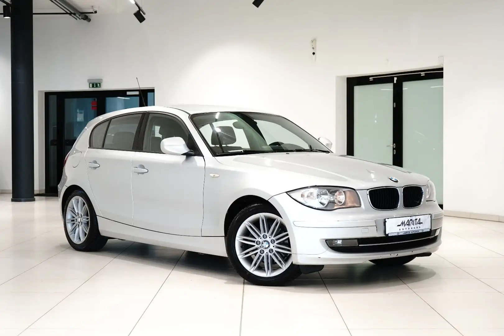 BMW 118 i LIM.|NAVIGATION|PDC-HI.|SERVOLENKUNG|2XSHZ| Silber - 1