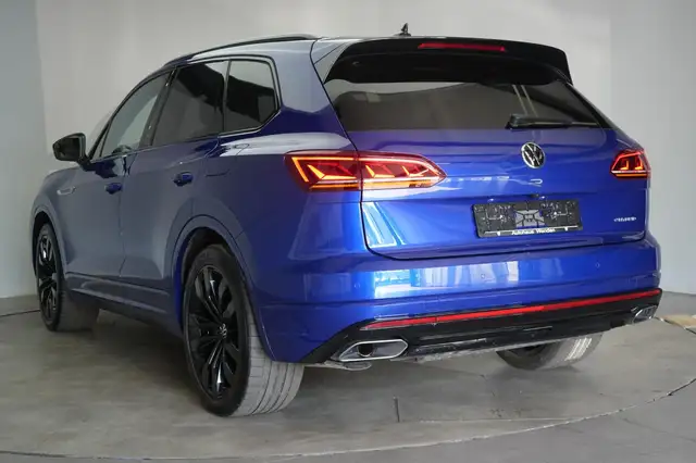 Volkswagen Touareg view 4