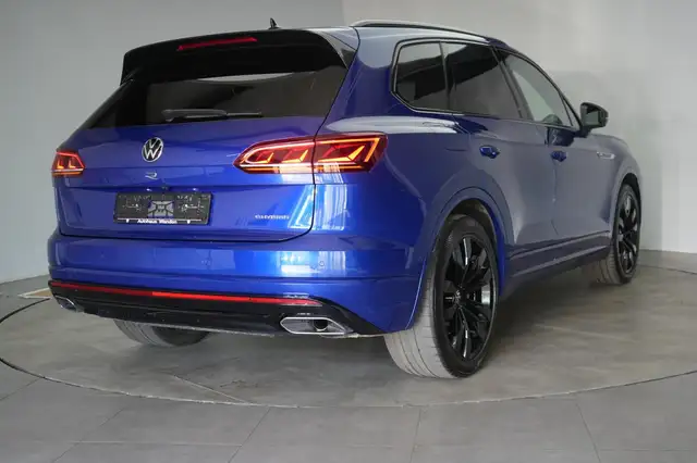 Volkswagen Touareg view 5