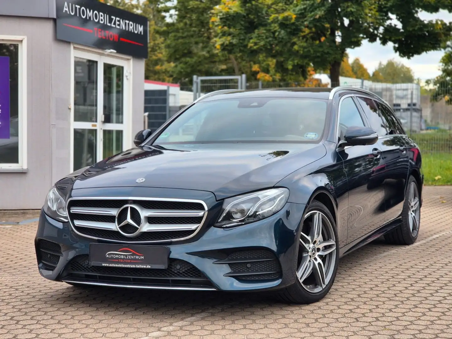 Mercedes-Benz E 400 4Matic AMG Line 360° Multibeam Ambiente Blau - 1