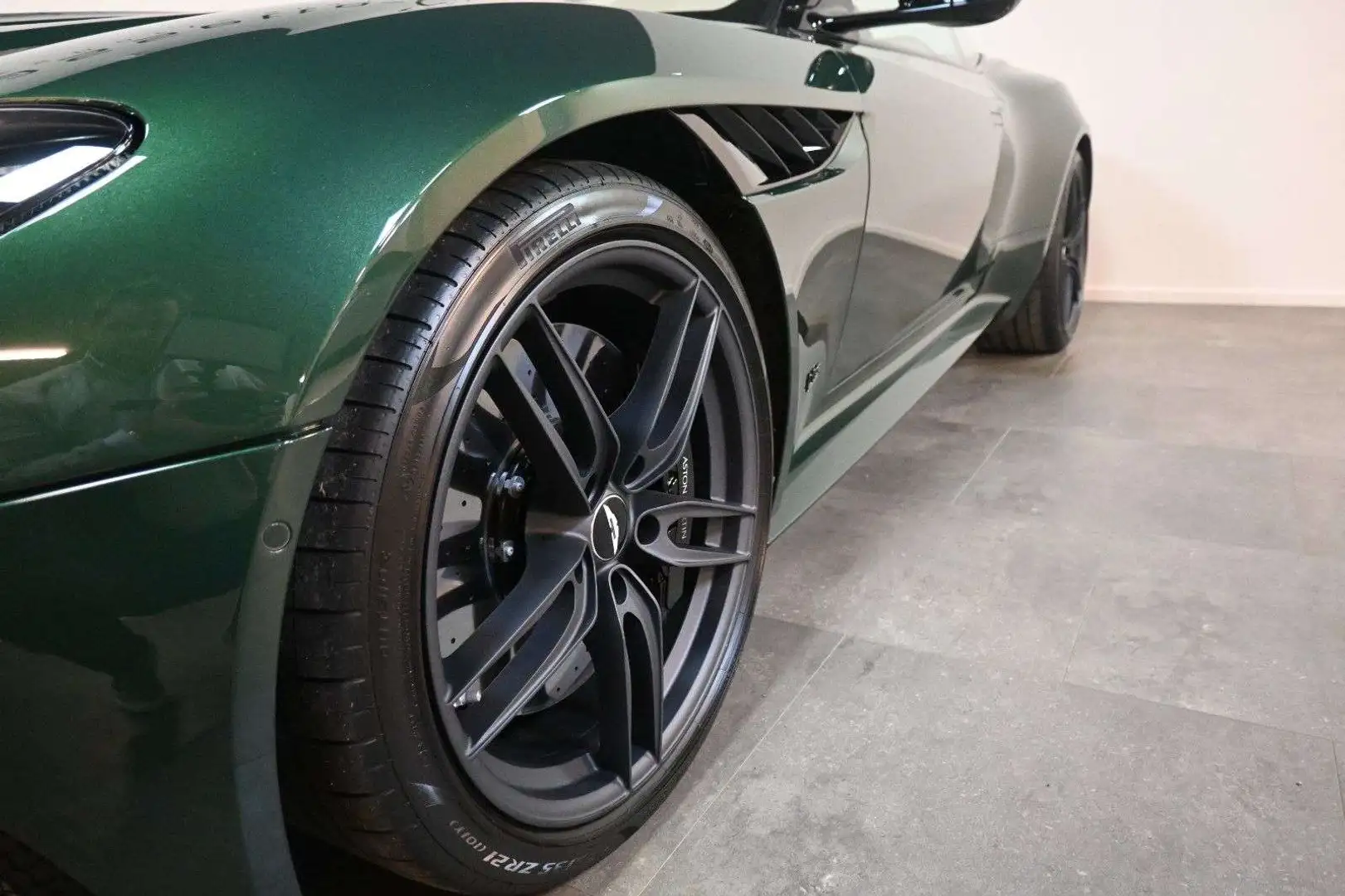 Aston Martin DBS Volante Superleggera*B\u0026O*Titanium\1.Hand Зелений - 2