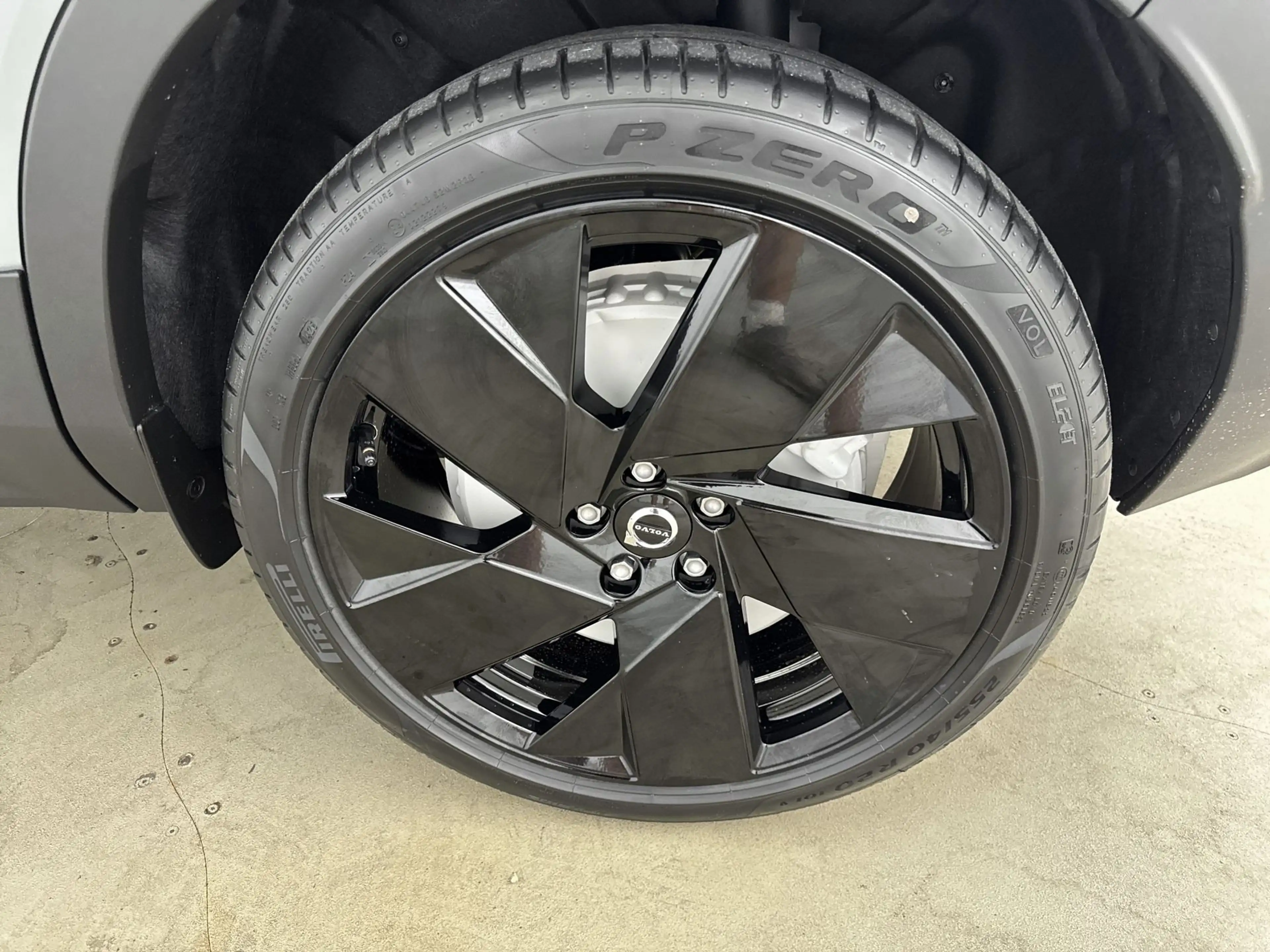 Volvo EX40 Extended Range Plus Black Edition | 20 inch LM | H — photo 17