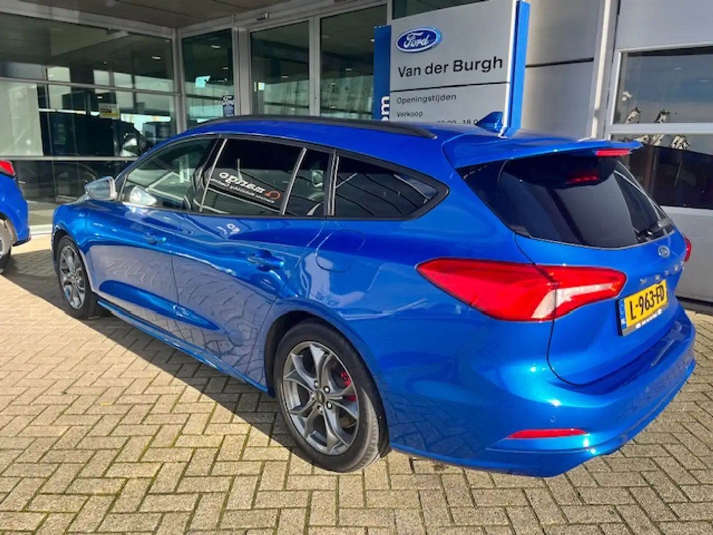 Ford Focus Wagon 1.0 EcoBoost 125pk ST Line X Business Blauw - 2