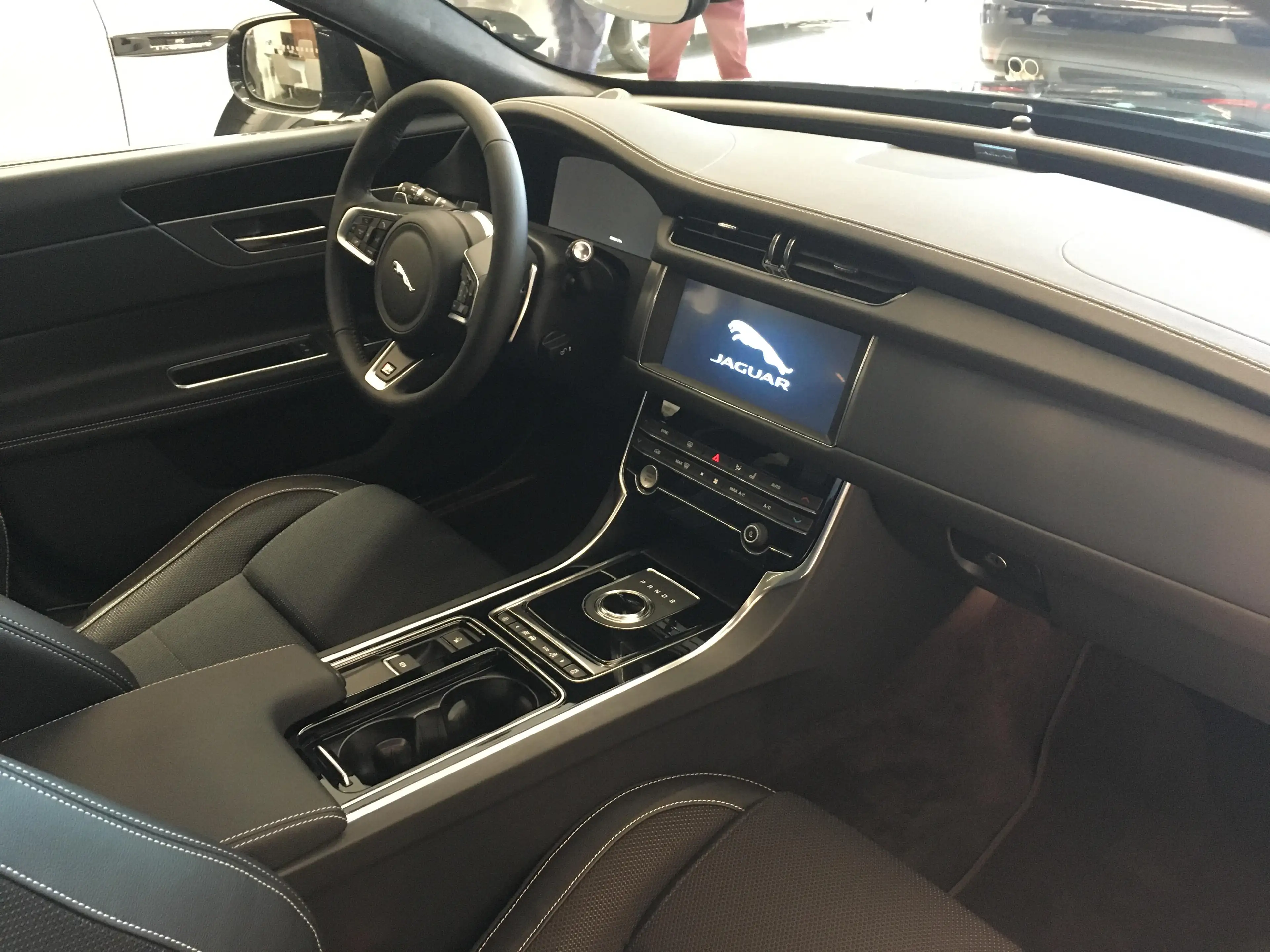 Jaguar XF R-sport — photo 3