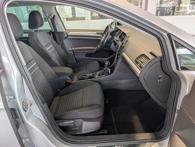 Volkswagen Golf view 3