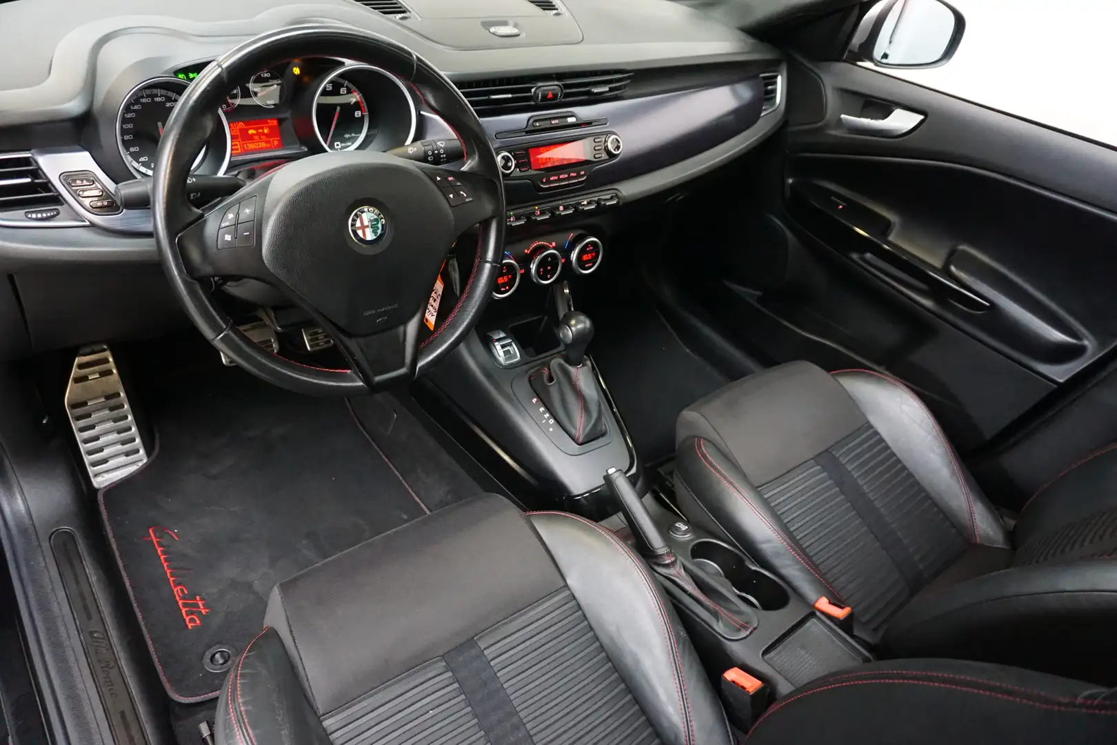 Alfa Romeo Giulietta 1.4 T Distinctive 170 PK! AUTOMAAT! PANO... BOM VO Zwart - 2