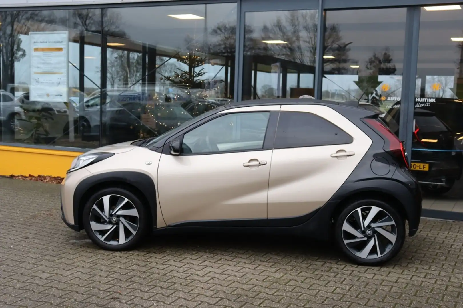 Toyota Aygo X 1.0 VVT-I MT Cabrio Premium - Navi - camera - stoe Marrón - 2