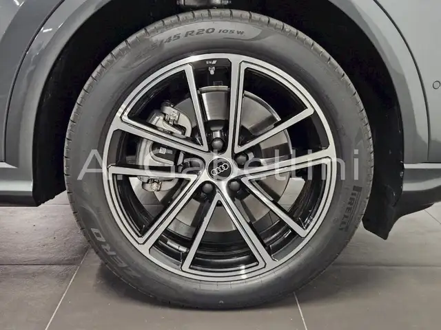 Audi Q5 view 8