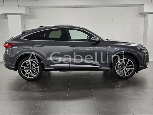 Audi Q5 view 3