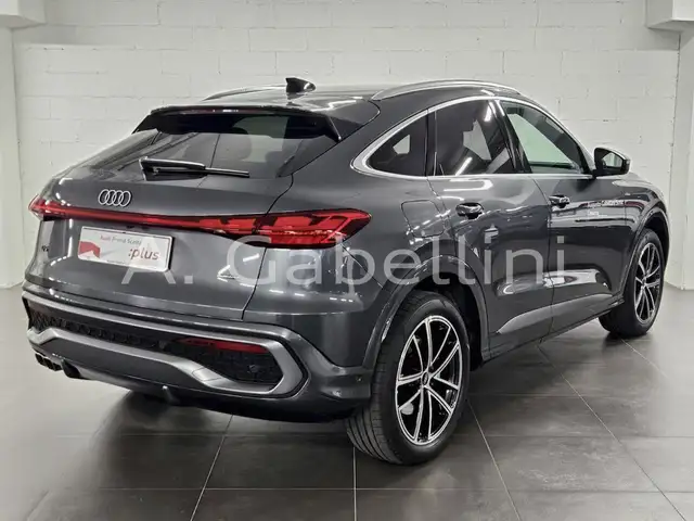Audi Q5 view 4