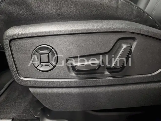 Audi Q5 view 9