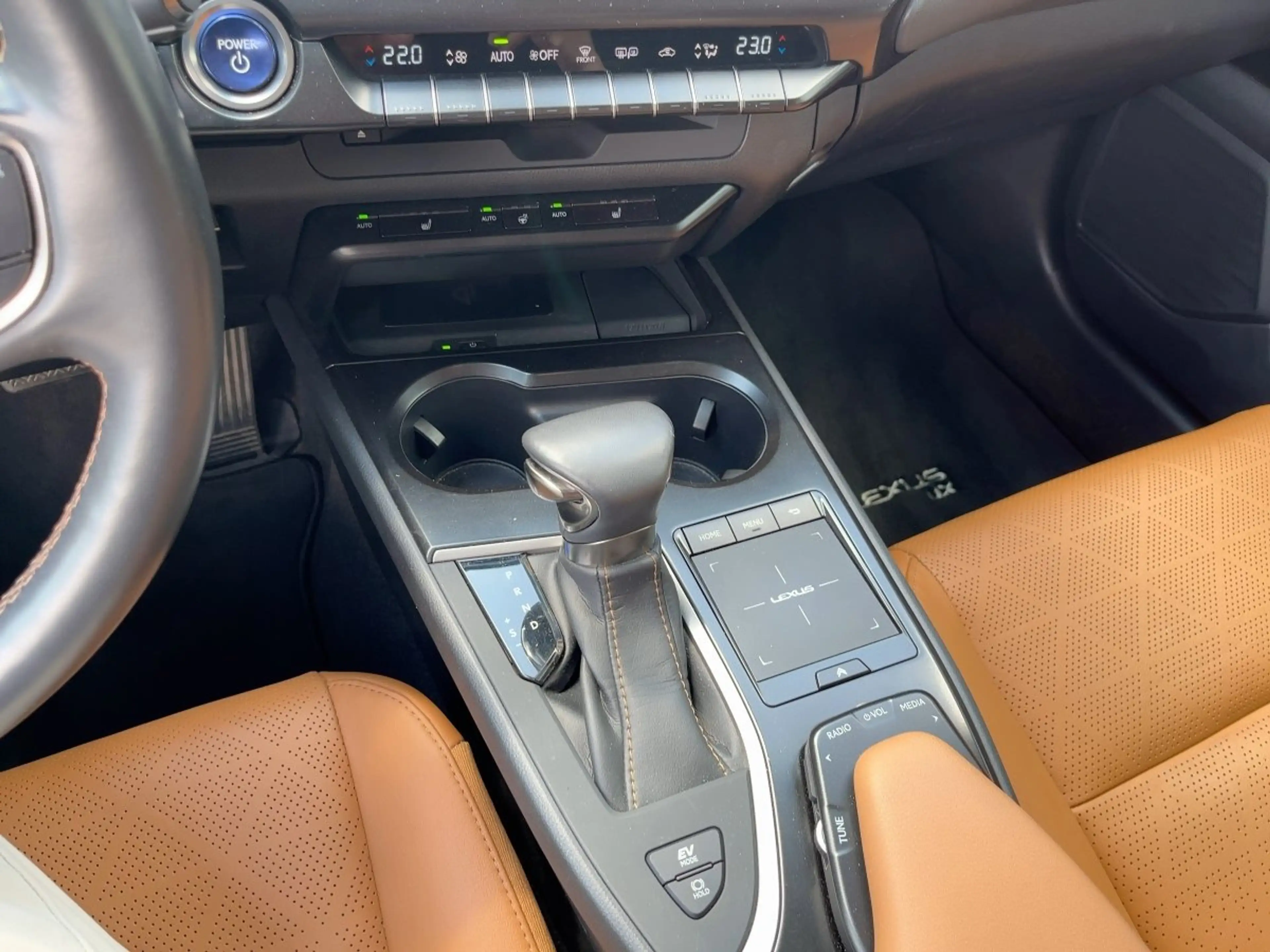 Lexus UX 250h Executive E-Four AHK*HUD*Navi*ACC*KAM*SHZ — photo 15