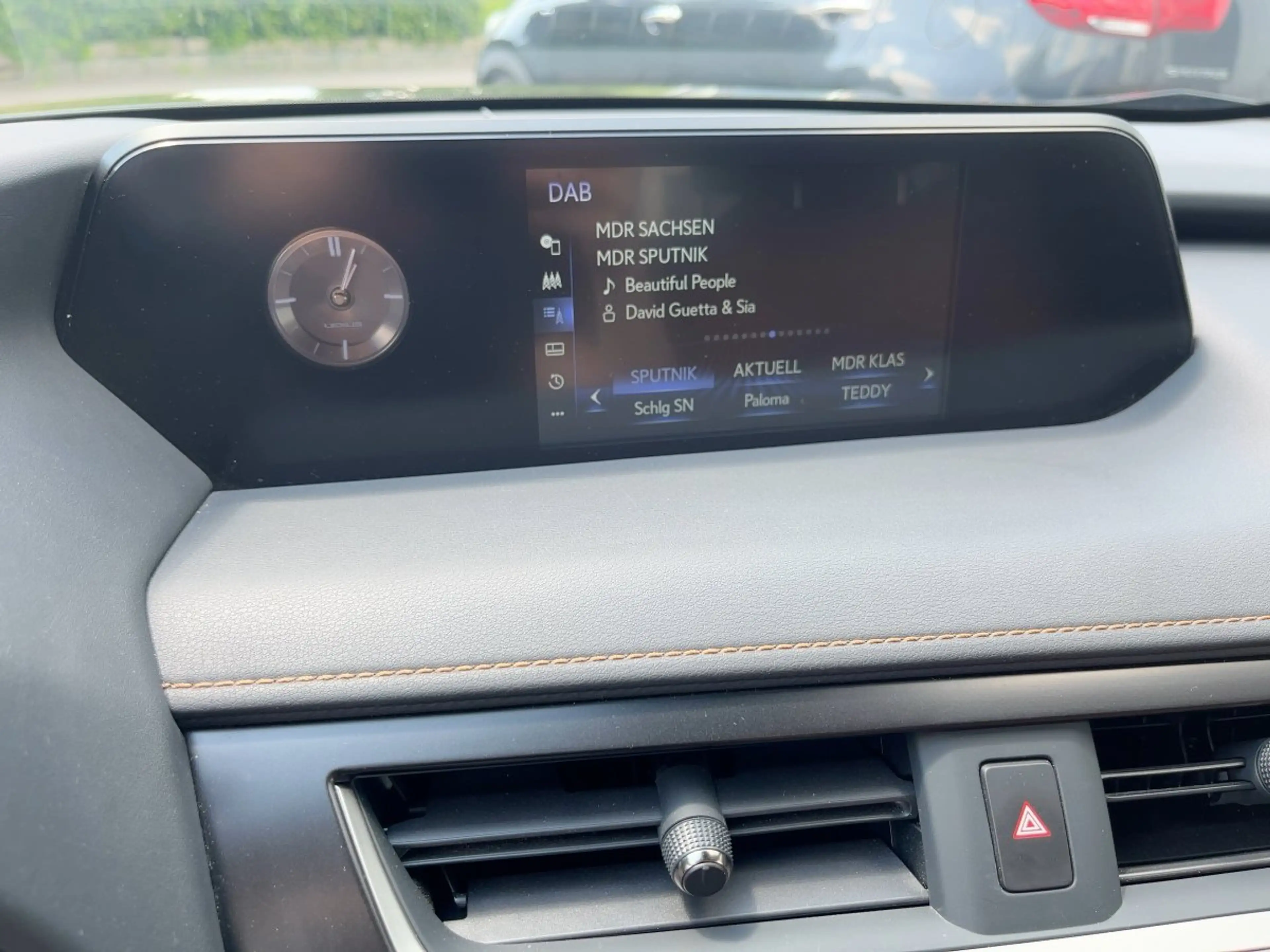 Lexus UX 250h Executive E-Four AHK*HUD*Navi*ACC*KAM*SHZ — photo 13