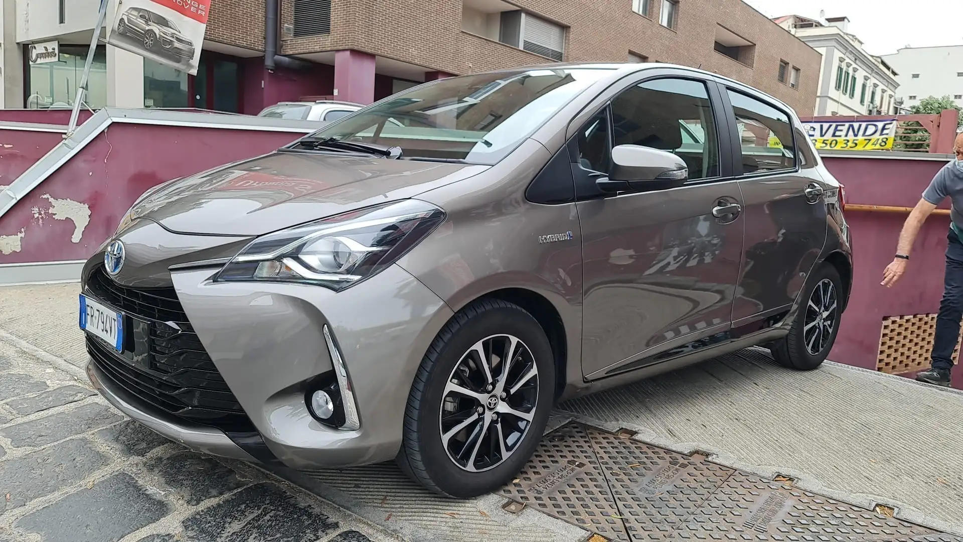 Toyota Yaris 1.5 Hybrid 5 porte Business Noleggio Giornaliero Grigio - 1