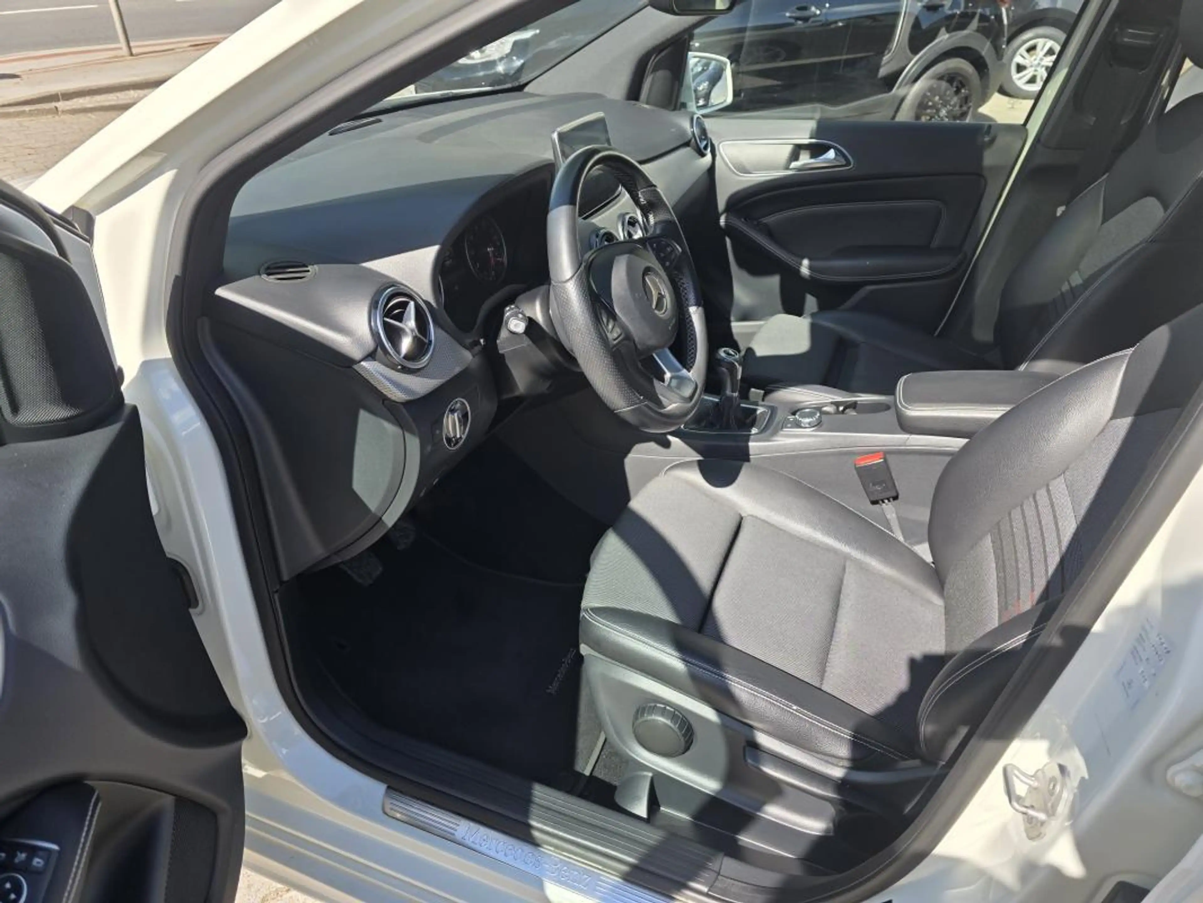 Mercedes-Benz B 180 (246.242) — photo 11
