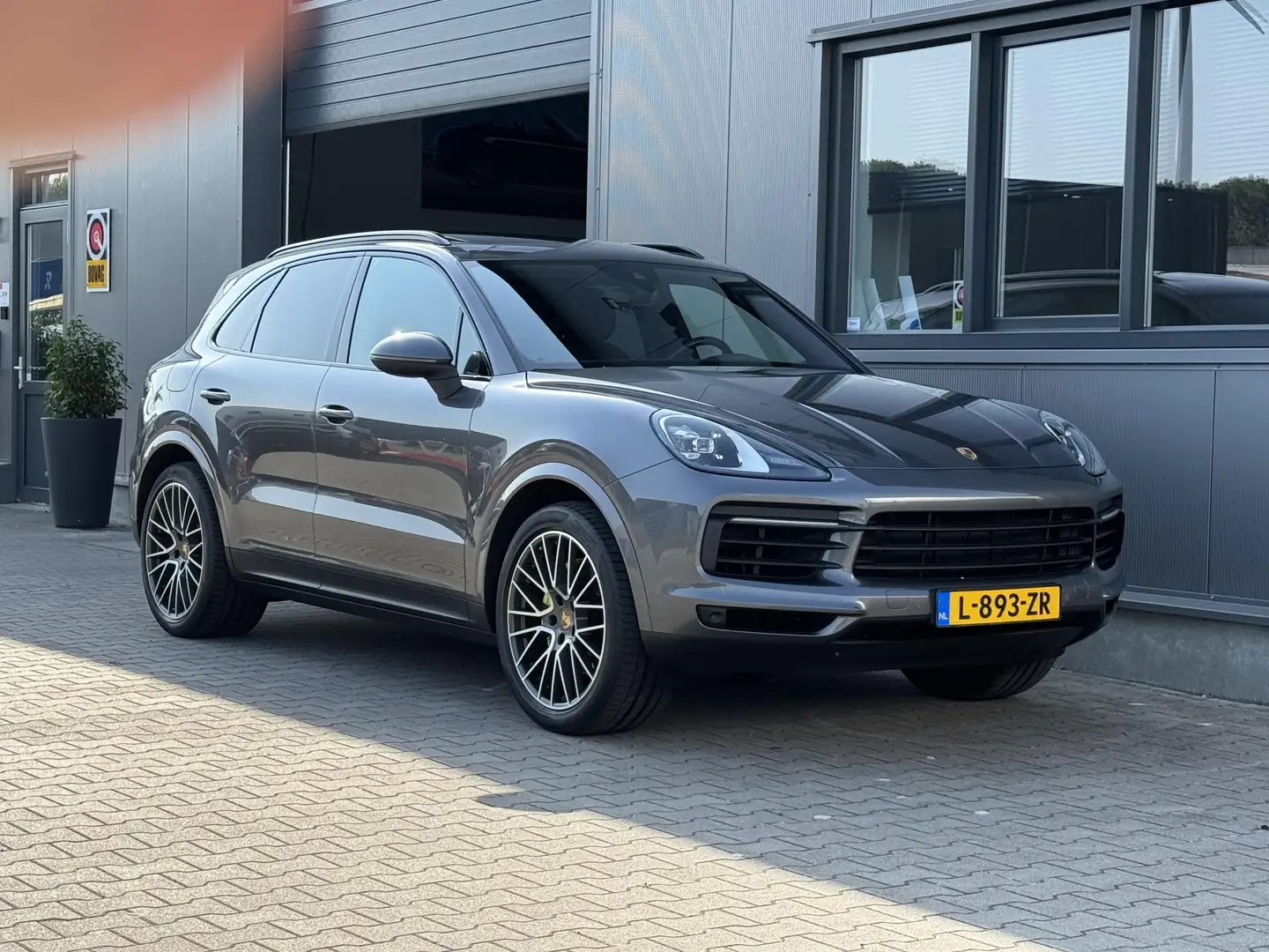 Porsche Cayenne 3.0 E-Hybrid 462 pk | Sportuitlaat | Panorama | Tr Grijs - 2