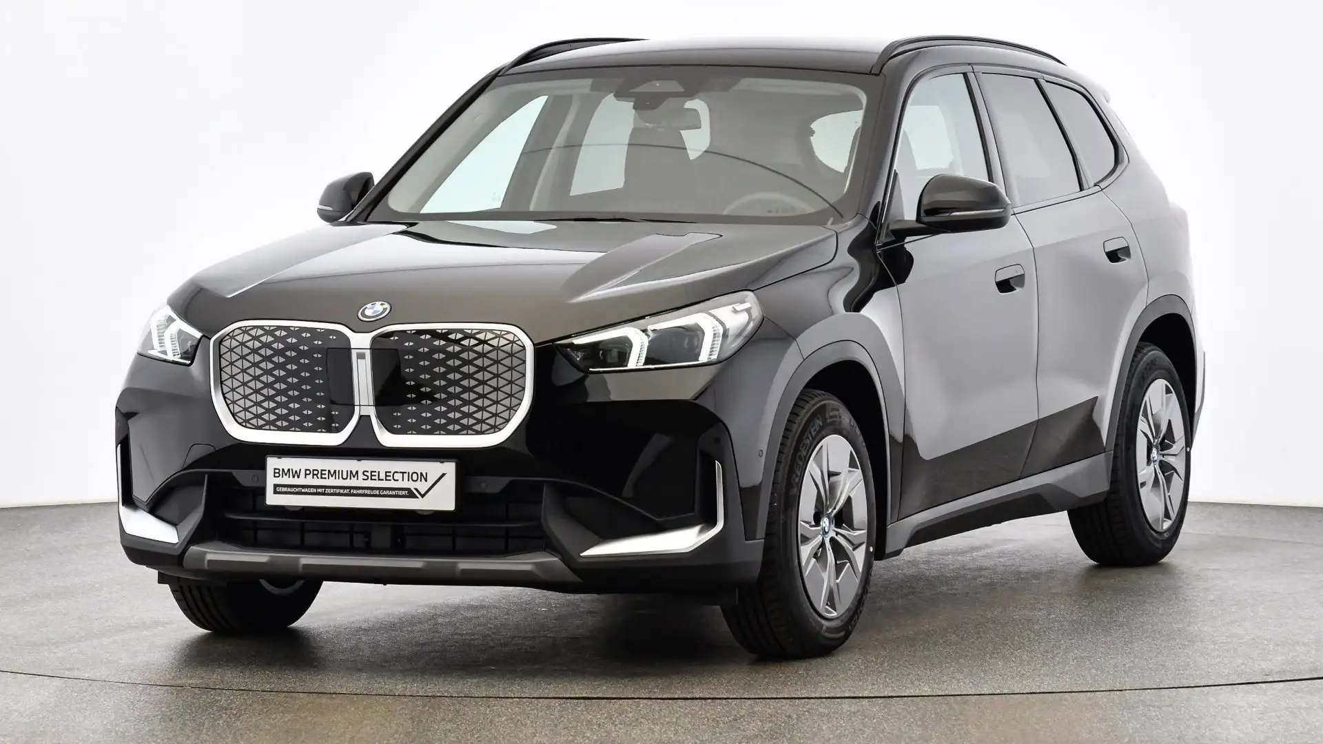 BMW iX1 eDrive20 AHK Schwarz - 1