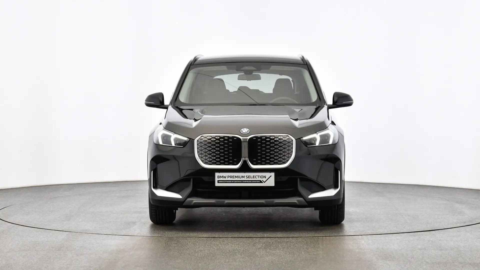 BMW iX1 eDrive20 AHK Schwarz - 2