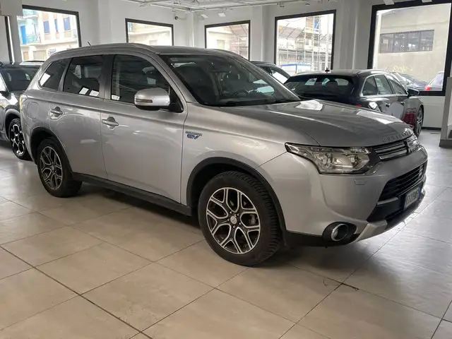 Mitsubishi Outlander plug in 2.0 204CV Instyle Diamond 4wd tetto panoramico