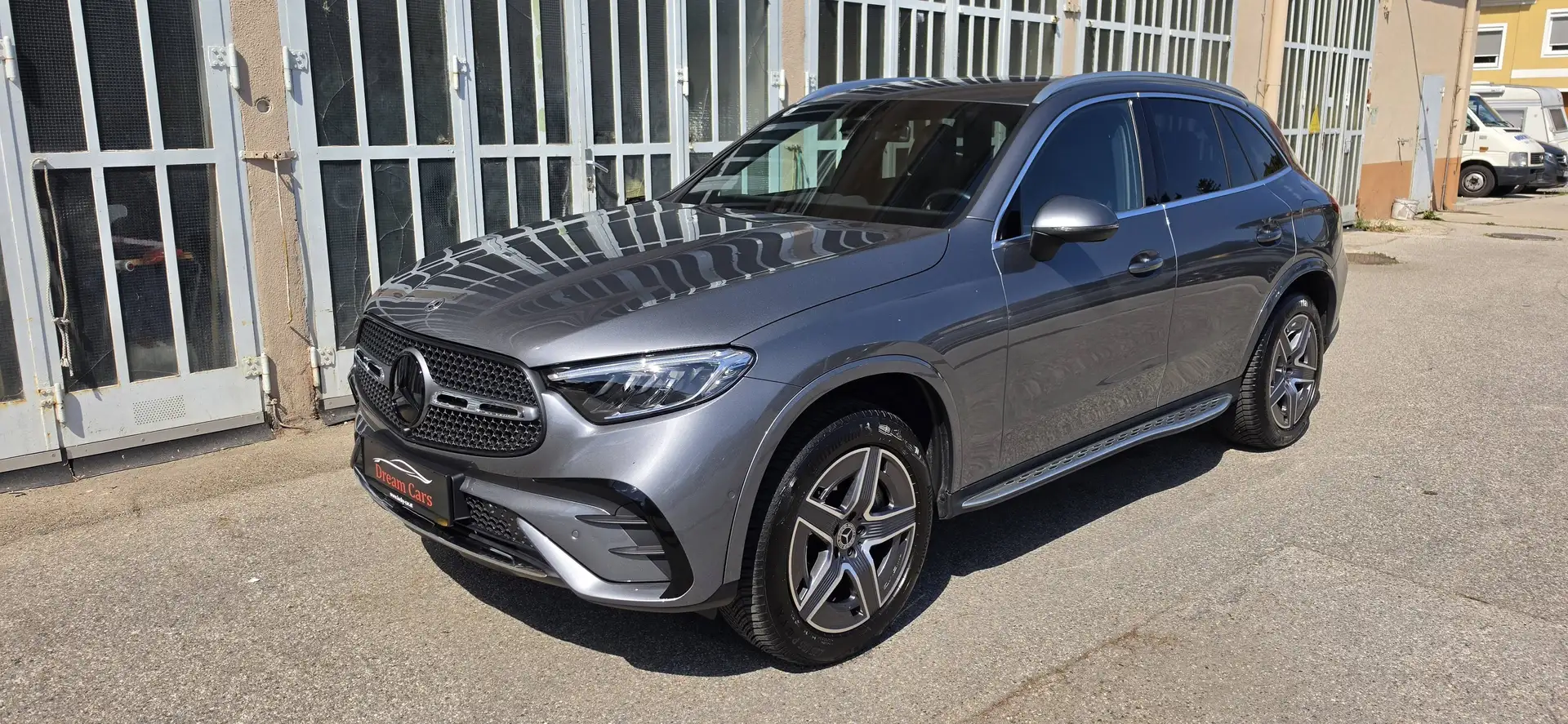 Mercedes-Benz GLC 300 GLC 300e AMG PHEV 4MATIC Aut. Grau - 1