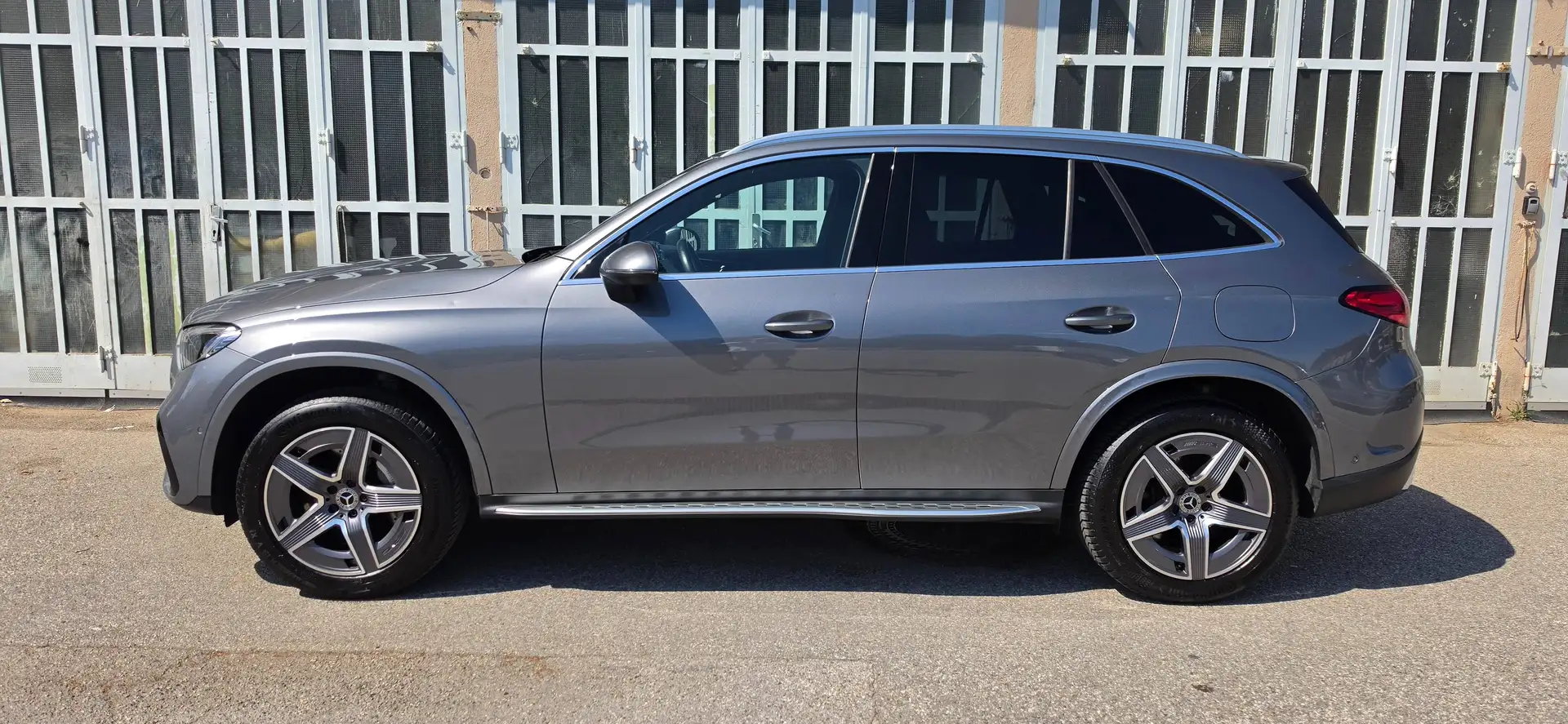 Mercedes-Benz GLC 300 GLC 300e AMG PHEV 4MATIC Aut. Grau - 2