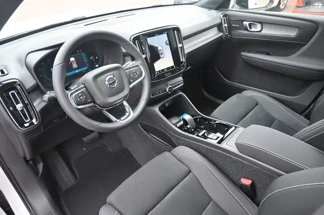 Volvo XC40 view 12