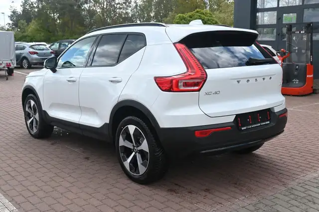 Volvo XC40 view 3