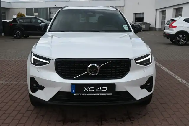 Volvo XC40 view 8
