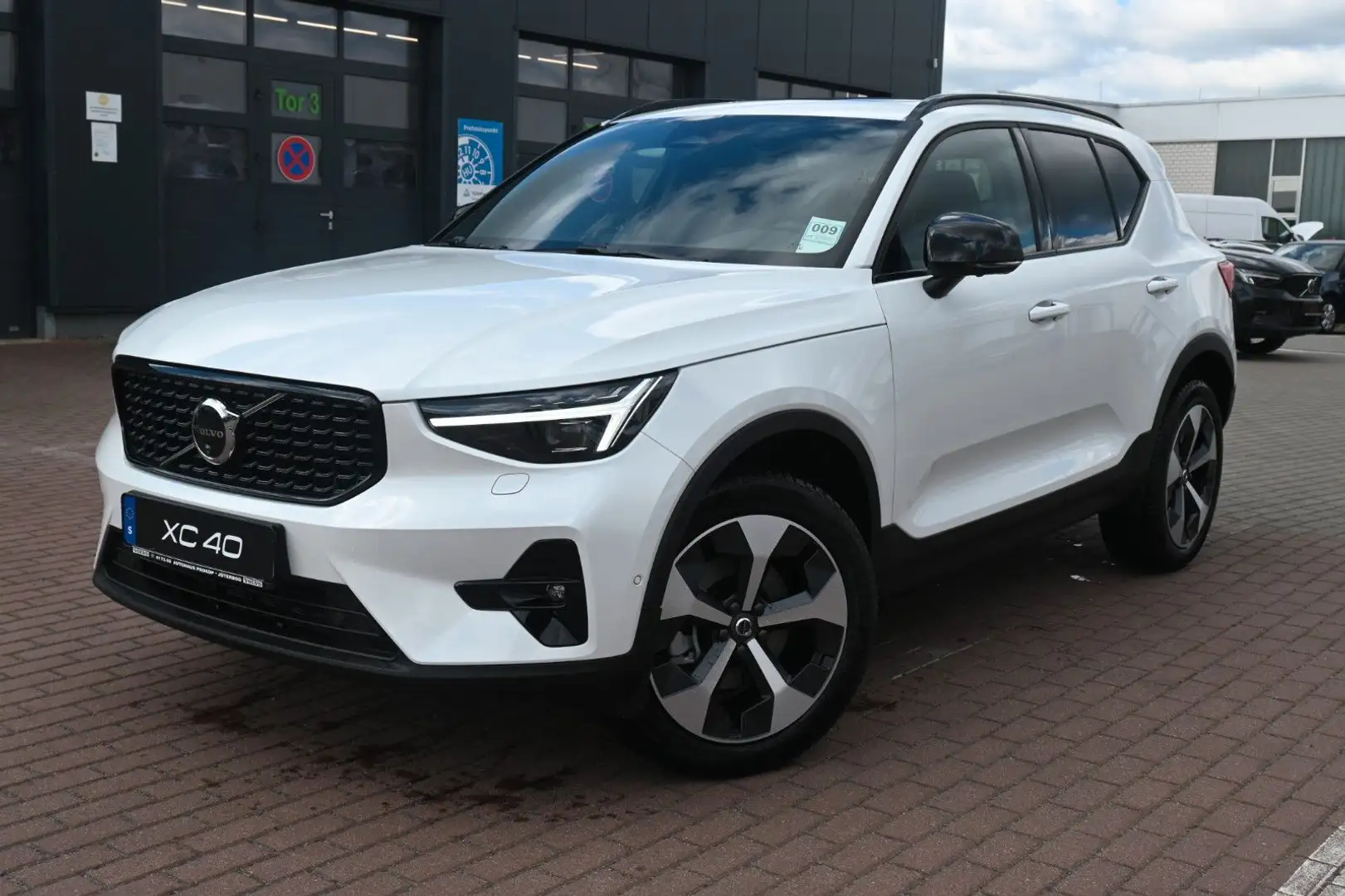 Volvo XC40 B4 DKG Ultra Dark*PANO*360°*ACC*AHK Weiß - 1