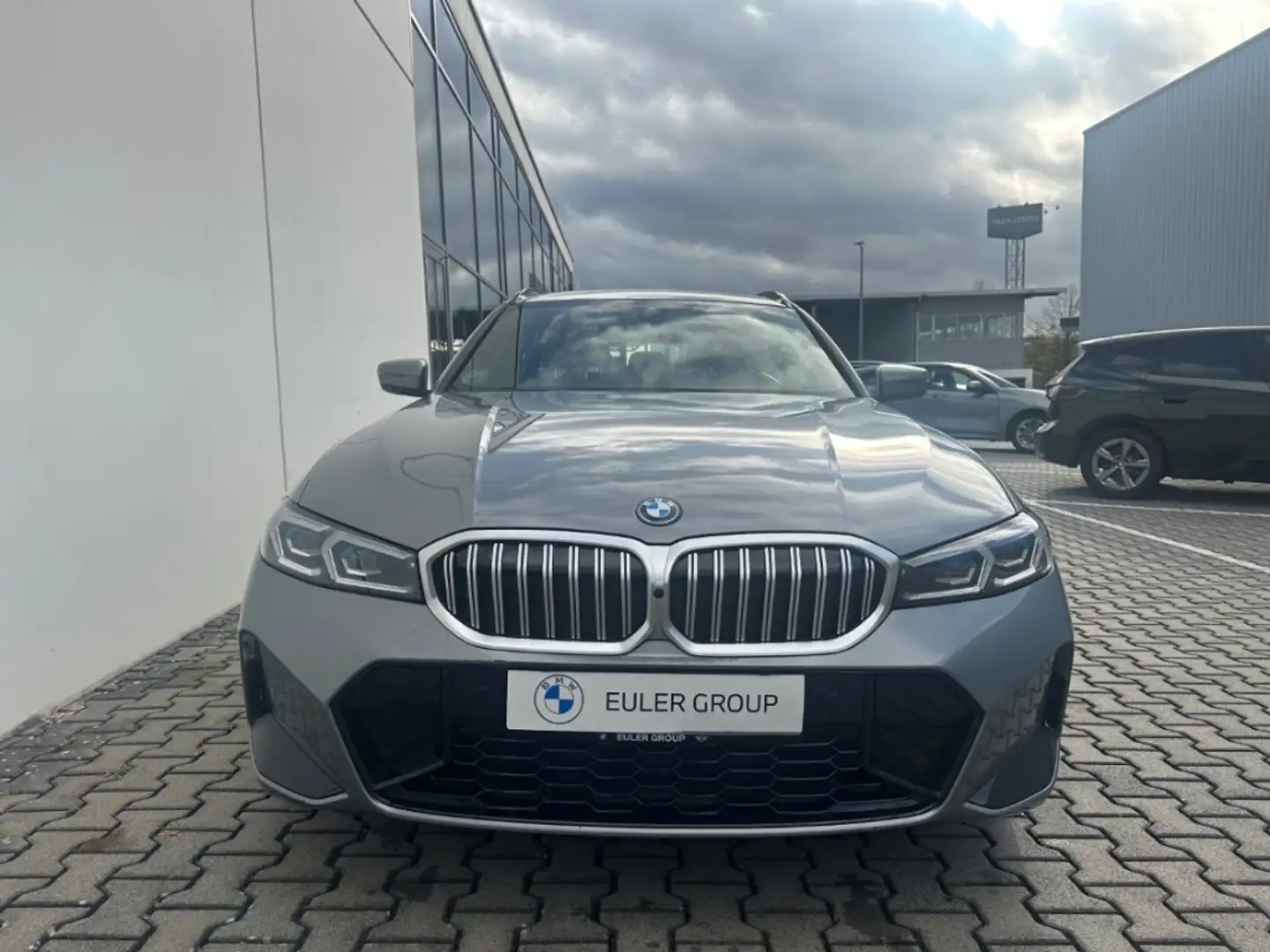 BMW 330 e Touring M Sport 18'' AHK Pano Comf.+Innov.Pak. M Grau - 2