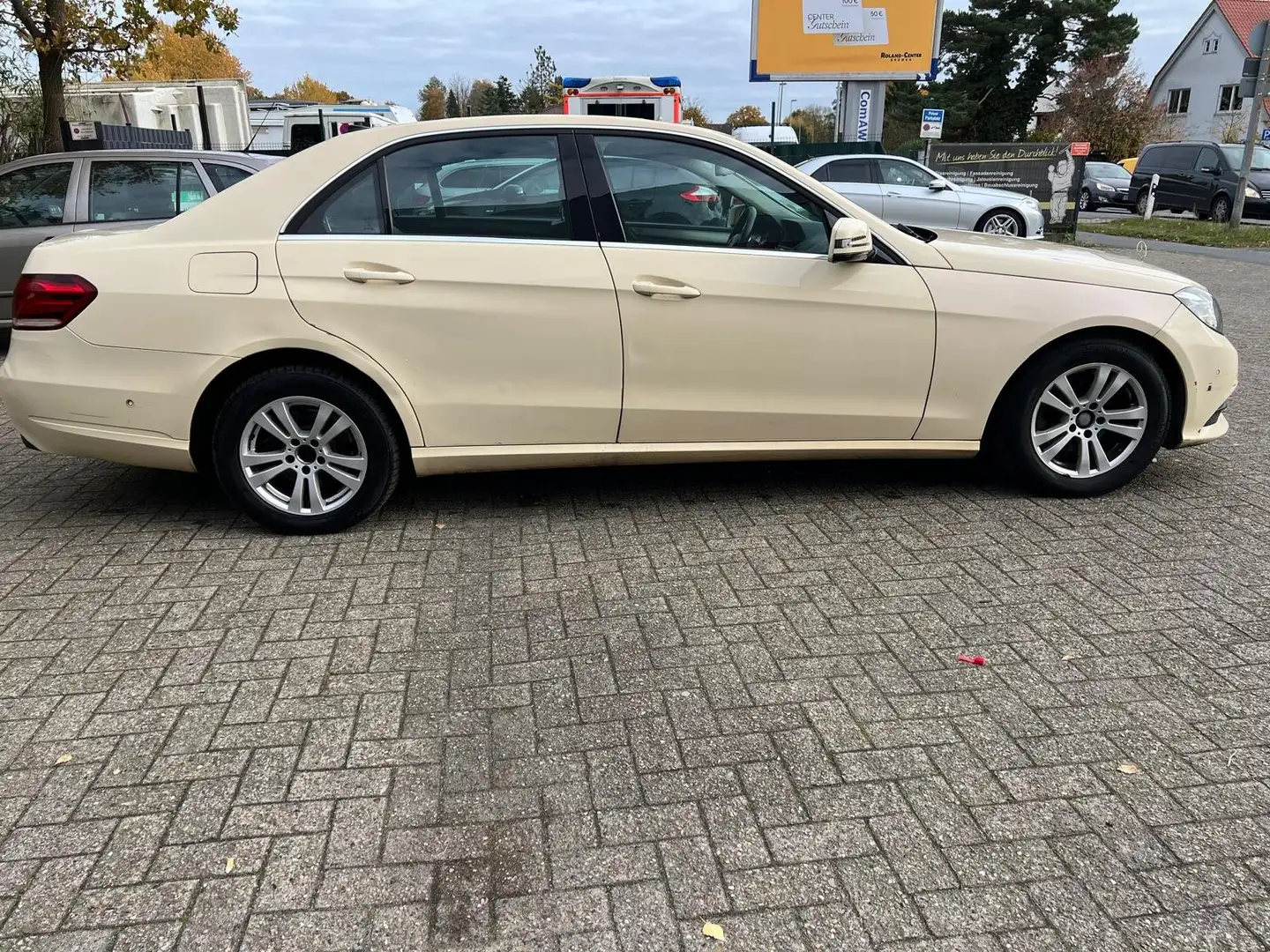 Mercedes-Benz E 220 MOTOR LÄUFT UNRUHIG Beige - 2