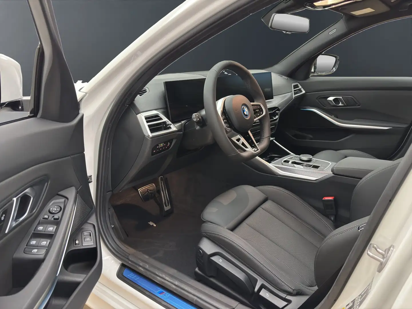 BMW 330 e Touring [M Sport, AHK, ACC, RFK, SHZ, LED] Weiß - 2